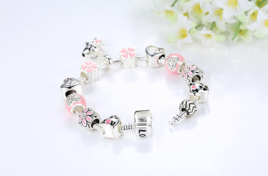 Clover bracelet detail