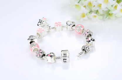 Clover bracelet detail