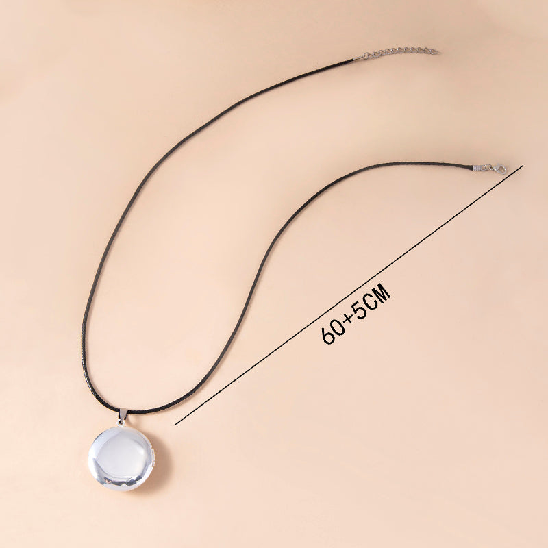 Photo locket detail