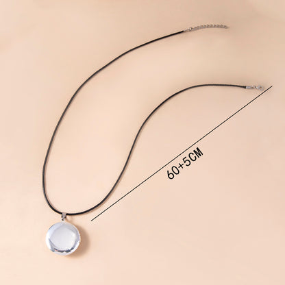 Photo locket detail
